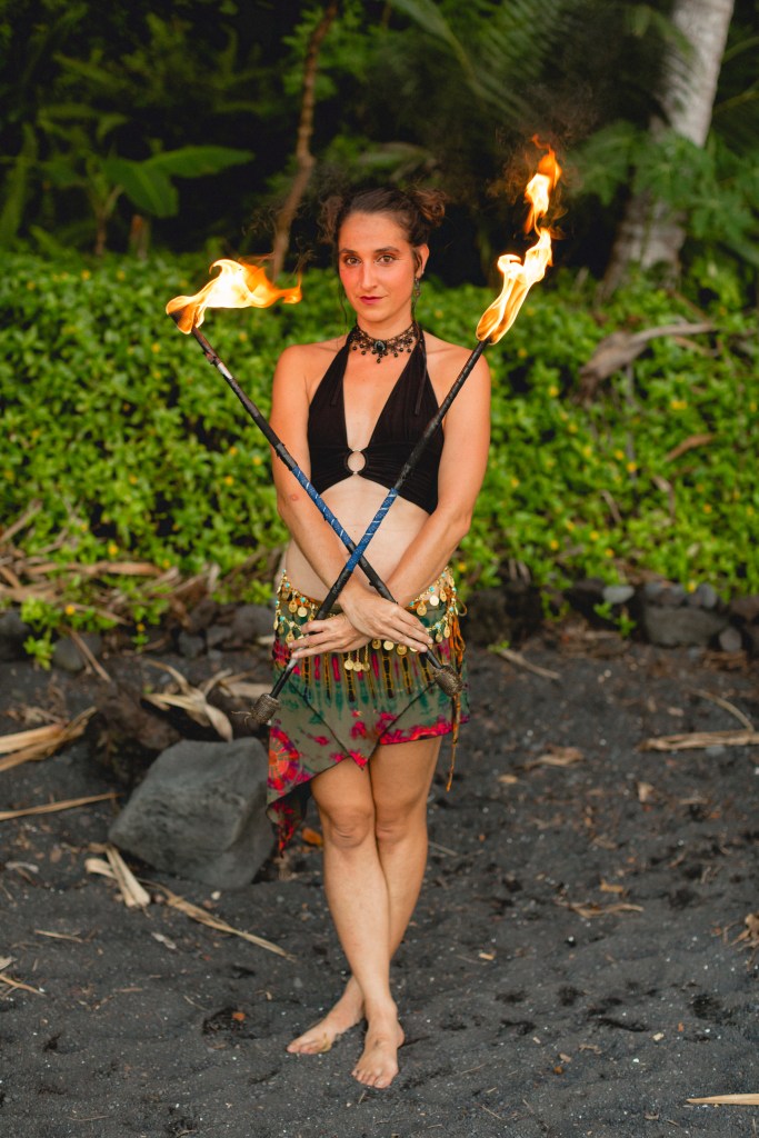 Maka sosteniendo antorchas de fuego mostrando a la clase cómo será la ceremonia de iniciación