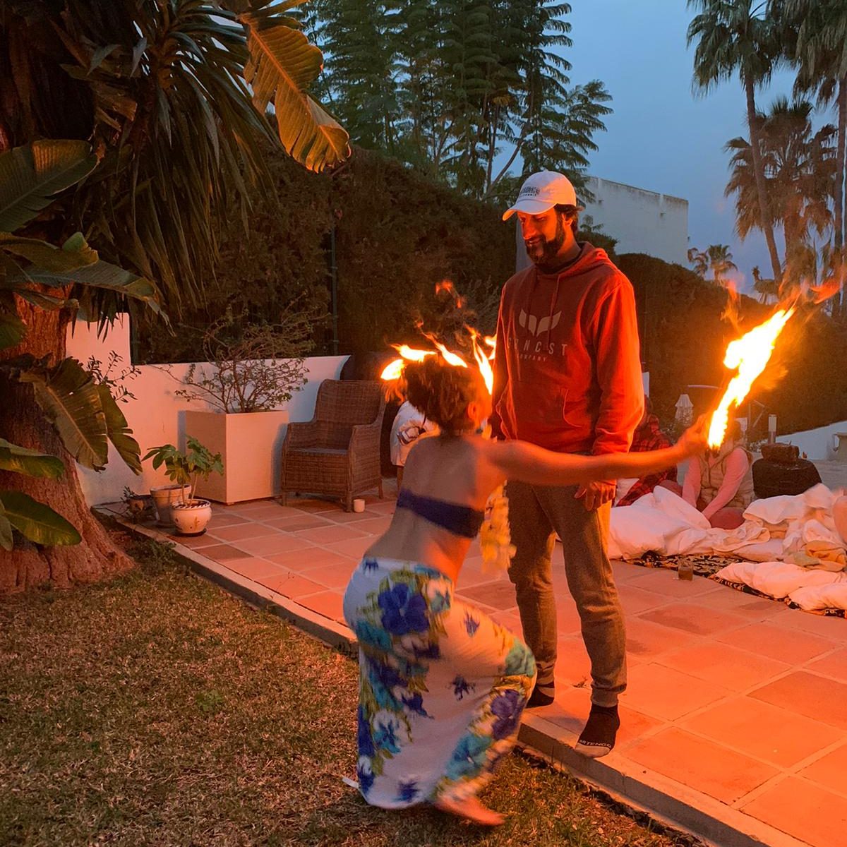 Maka rodeando a Carlos con sus abanicos de fuego, limpiando su aura durante un el retiro de año nuevo 2024