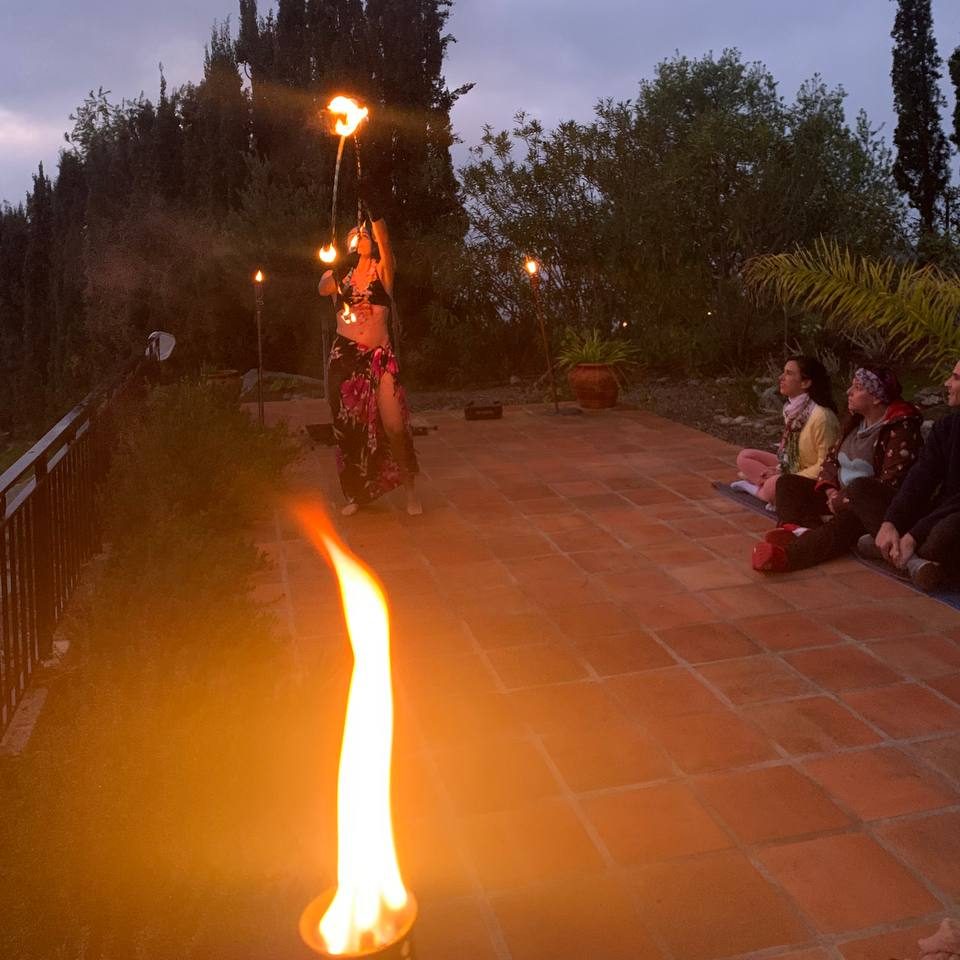 Maka bailando con hula hoop de fuego. Show de baile con fuego en el retiro Año nuevo 2022 organizado por Javier