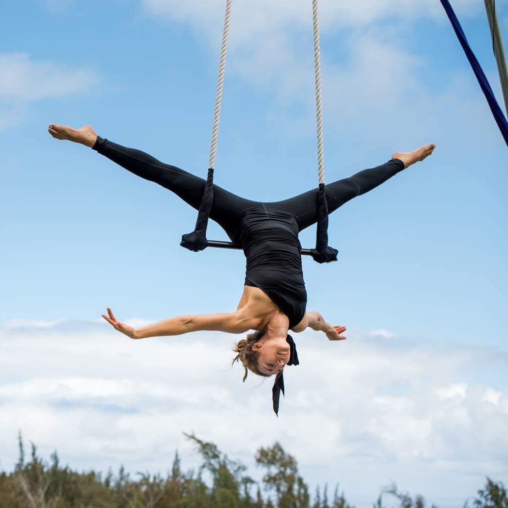 Alea en el trapecio aéreo. Maka colaboró con Alea en las clases de circo que impartía en la Isla de Hawaii
