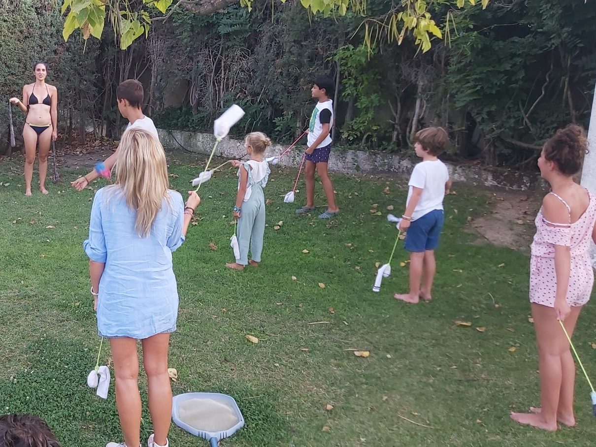 Taller de circo impartido por Maka (al fondo) a Lucas y sus amigos y amigas