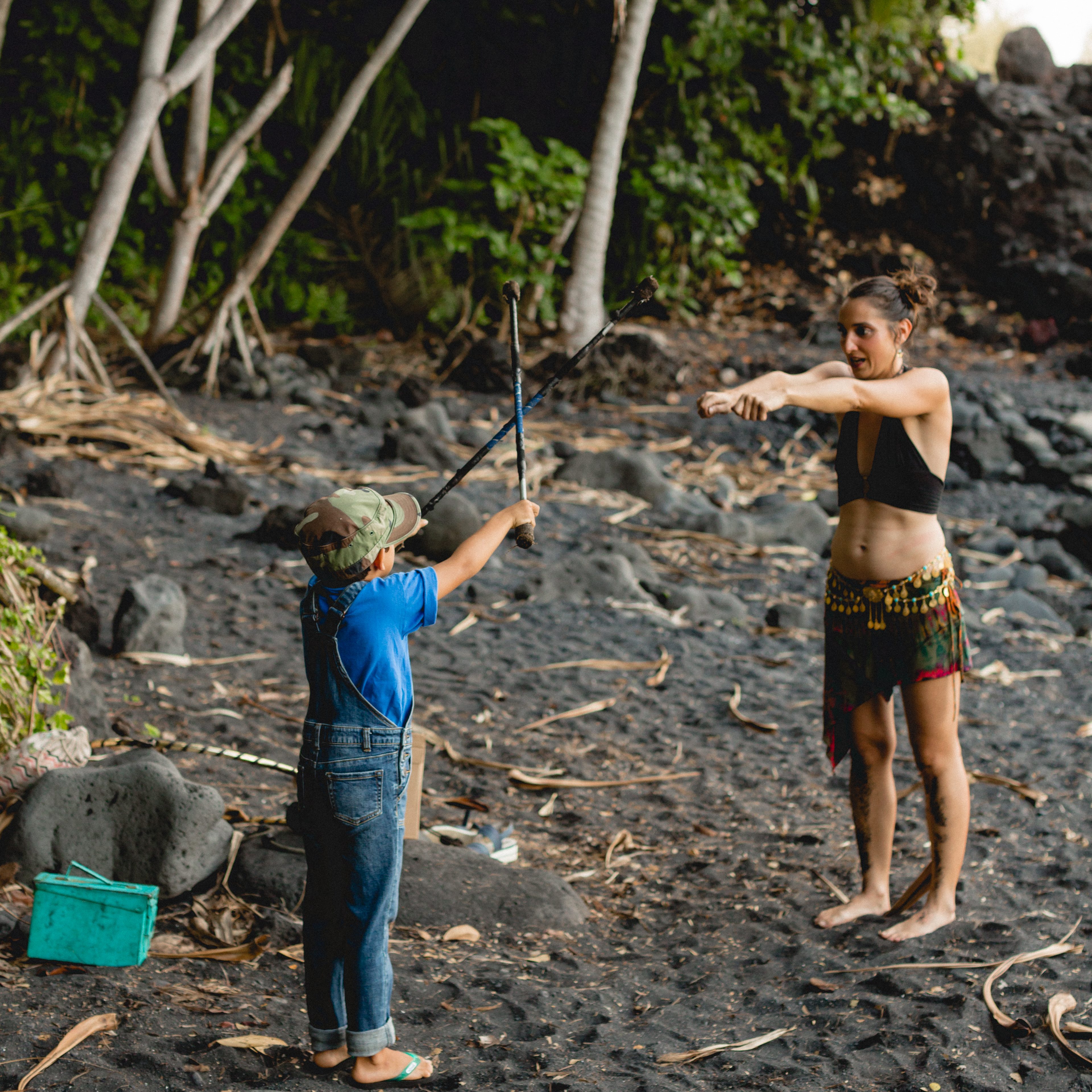 Maka mostrando los primeros pasos con antorchas apagadas antes de comenzar la ceremonia de iniciación al baile con fuego