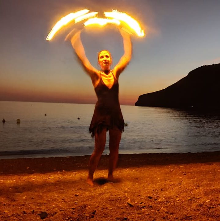 Maka bailando en la playa con sus abanicos de fuego