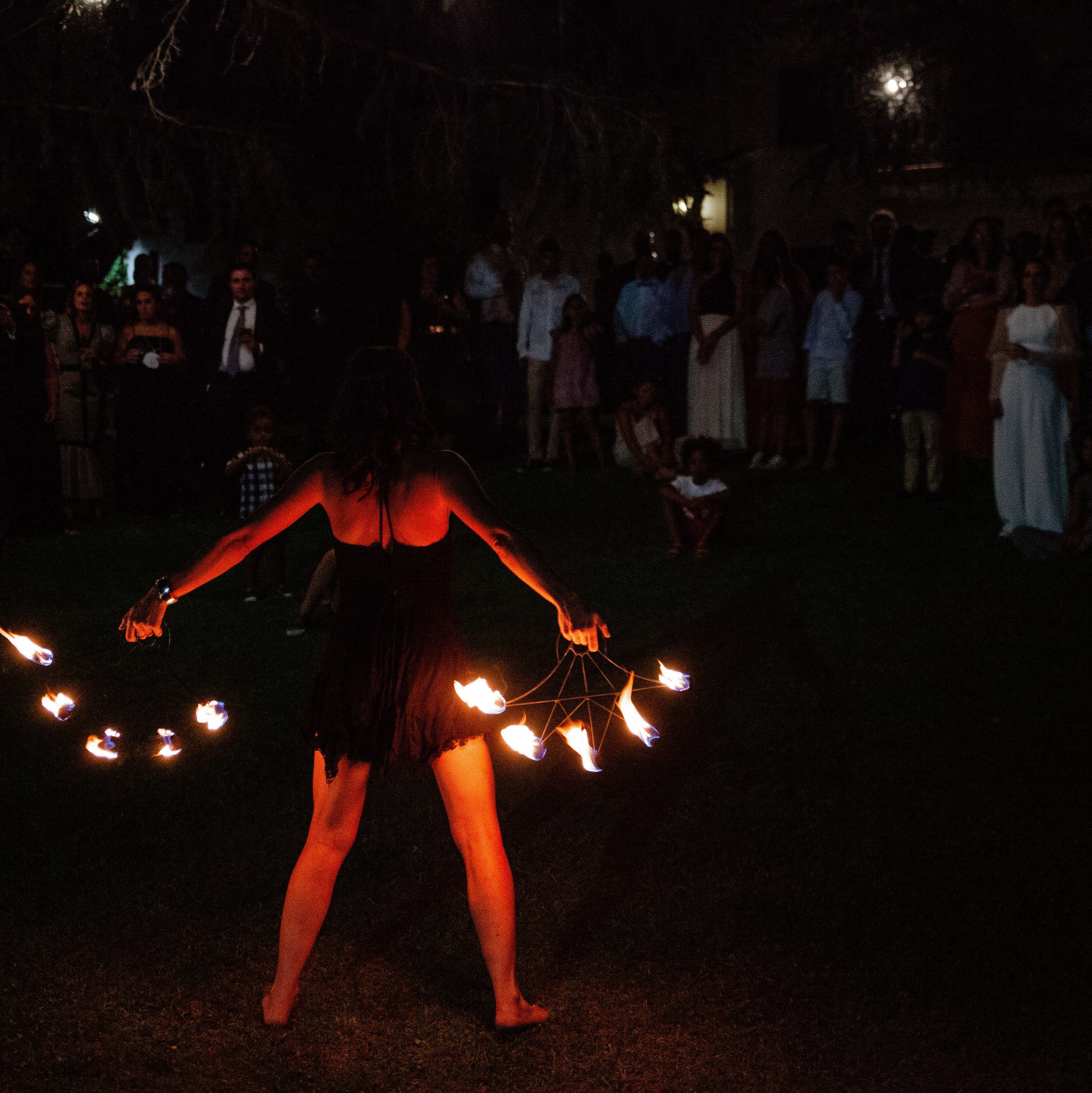 Maka con abanicos de fuego. Espectáculo de fuego en la boda de Isabel Burgos. Las personas invitadas disfrutan del show