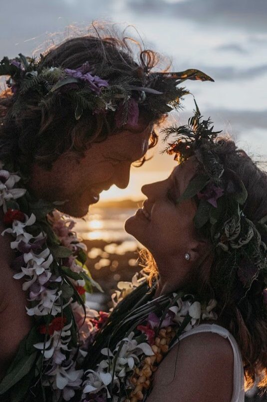 Kelly y Jeremiah el día de su boda siguiendo la tradición Hawaiana