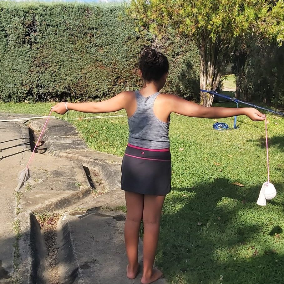 Lola en el taller de circo impartido por Maka