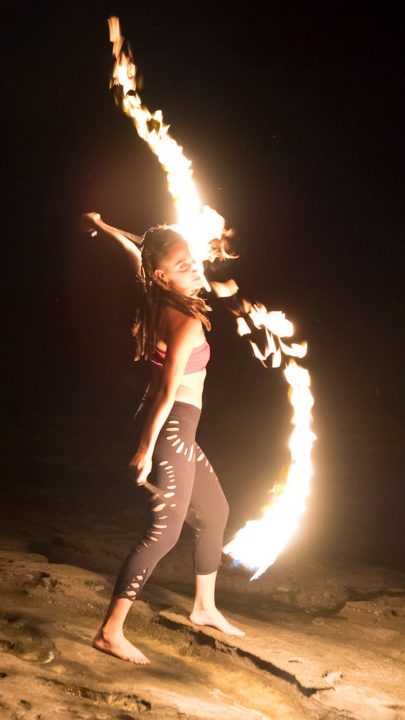 Maka bailando con las cariocas de fuego durante la demostración a final de la clase