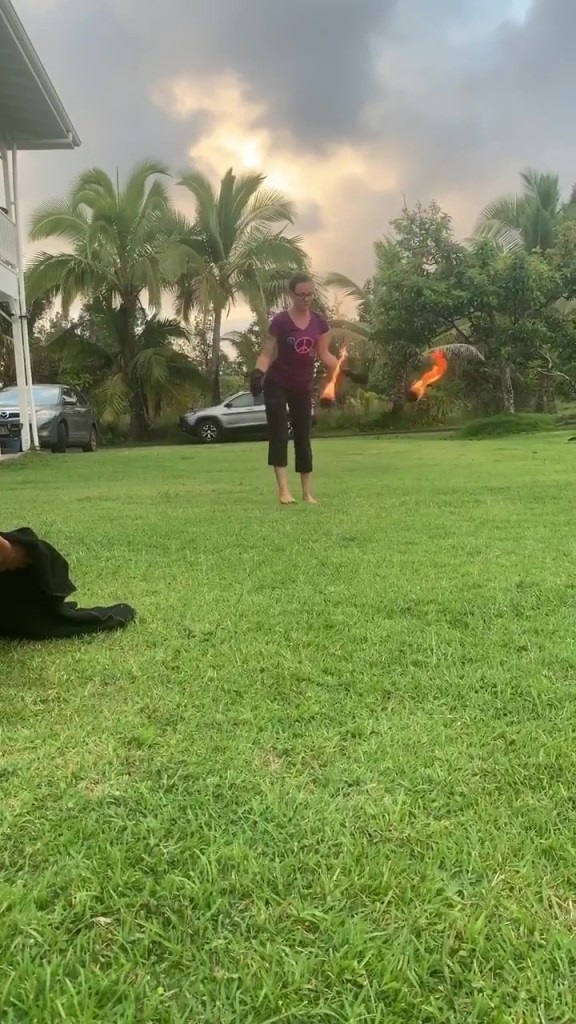 Brandi aprendiendo a bailar con las cariocas de fuego en la clase de Maka