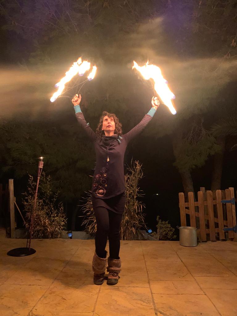 Montserrat bailando con los abanicos de fuego durante la clase impartida por Maka