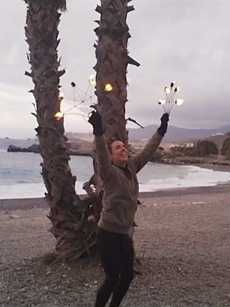 Olga bailando con los abanicos de fuego en la clase de Maka